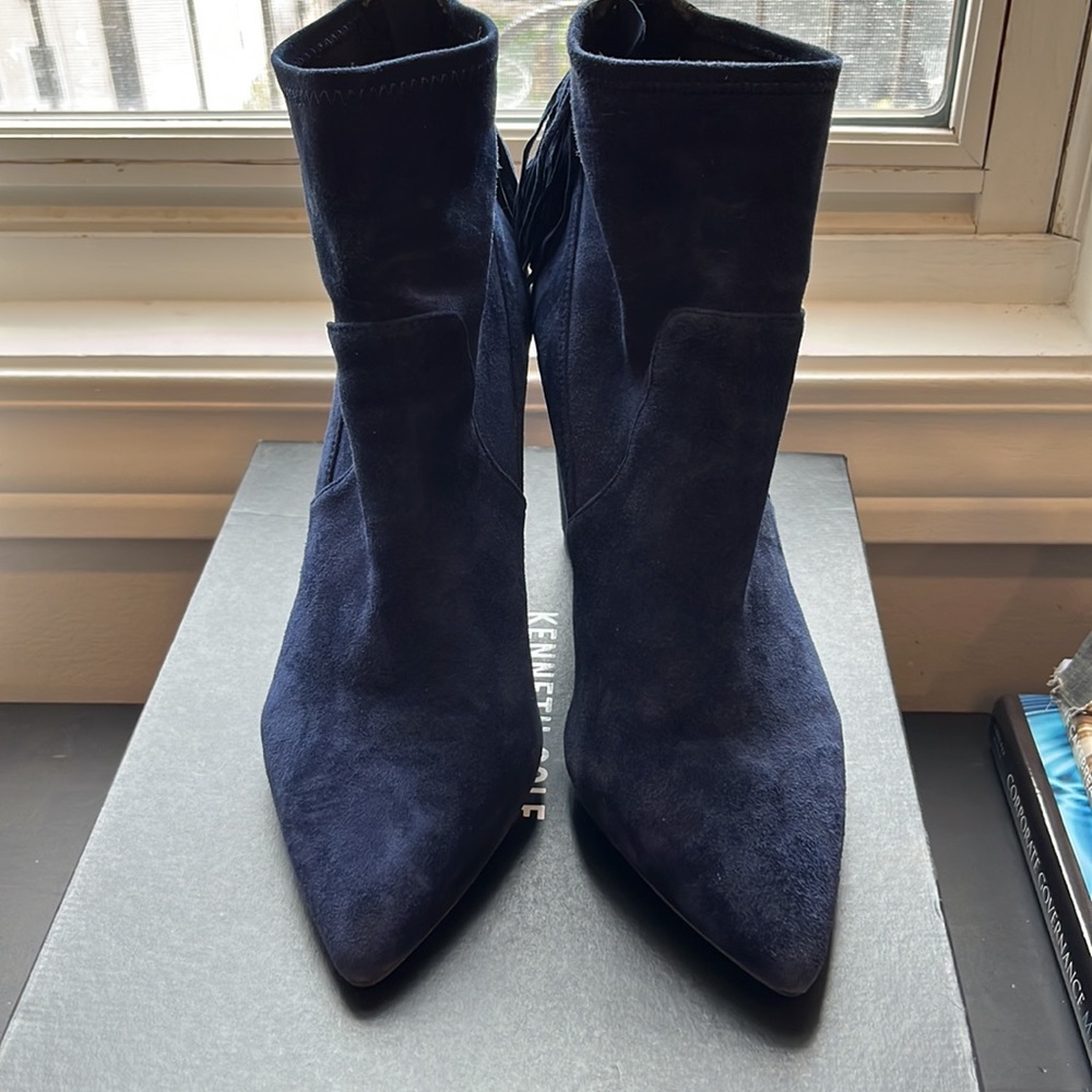 Kenneth Cole, navy suede booties with fantastic tassel, size 9.5 - work once!